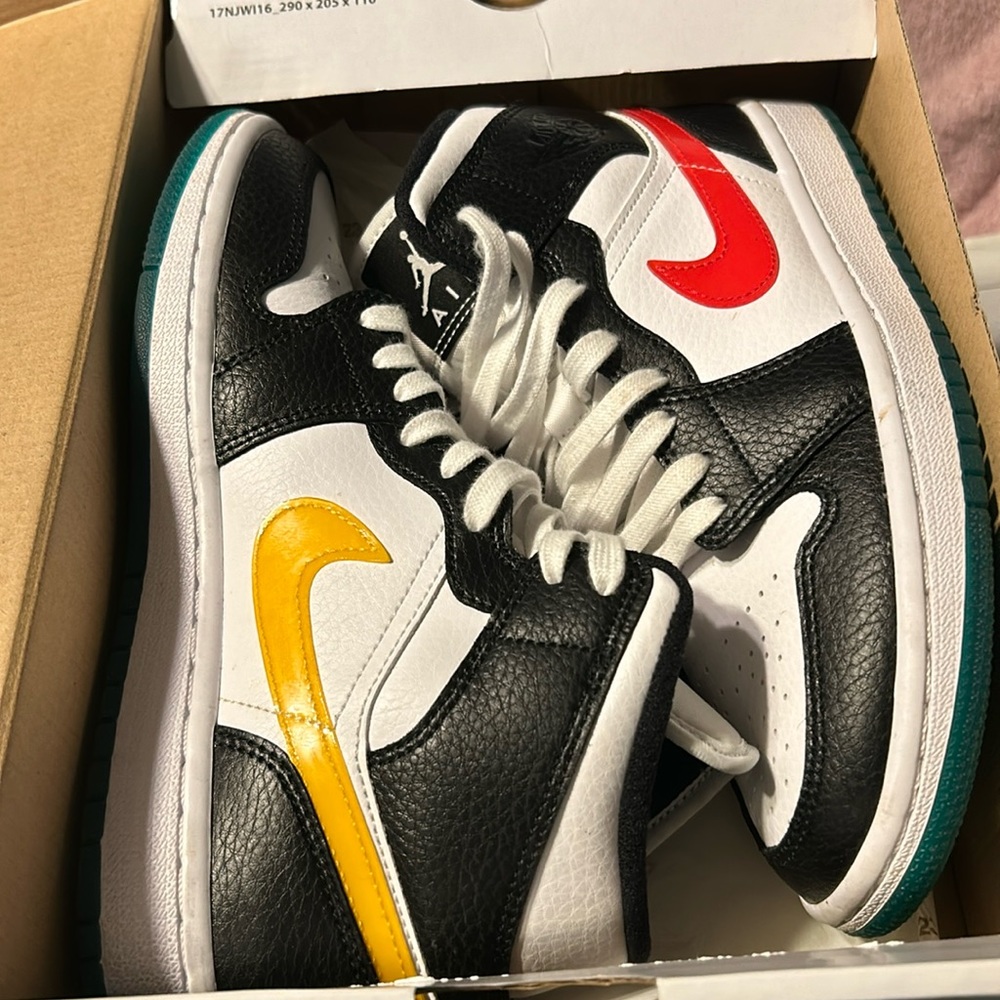 Women’s Air Jordan Retro 1 Mid, size 7
